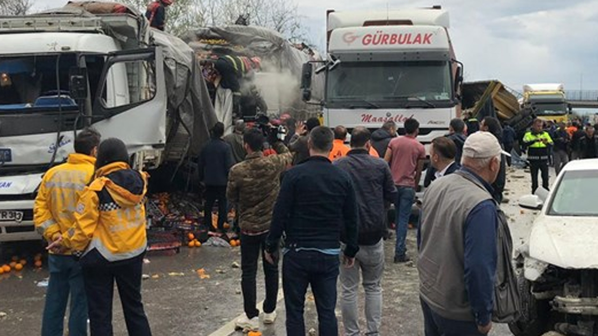 TEM'de zincirleme kaza! İstanbul yönü ulaşıma kapandı