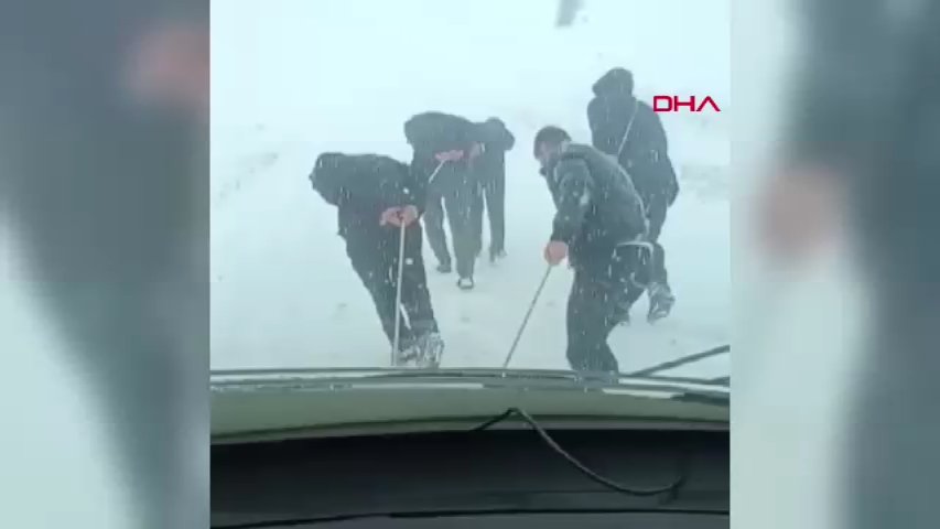 Van'da yolda kalan minibüsü yolcular halat bağlayarak çektiler