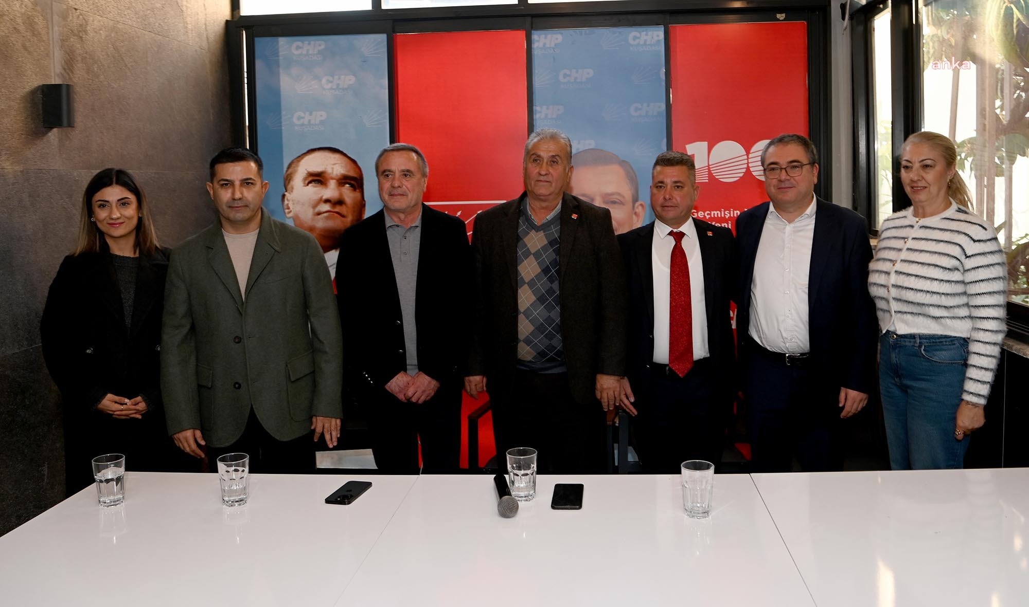 İYİ Parti Meclis üyeleri CHP’ye geçti. Rozetleri törenle takıldı