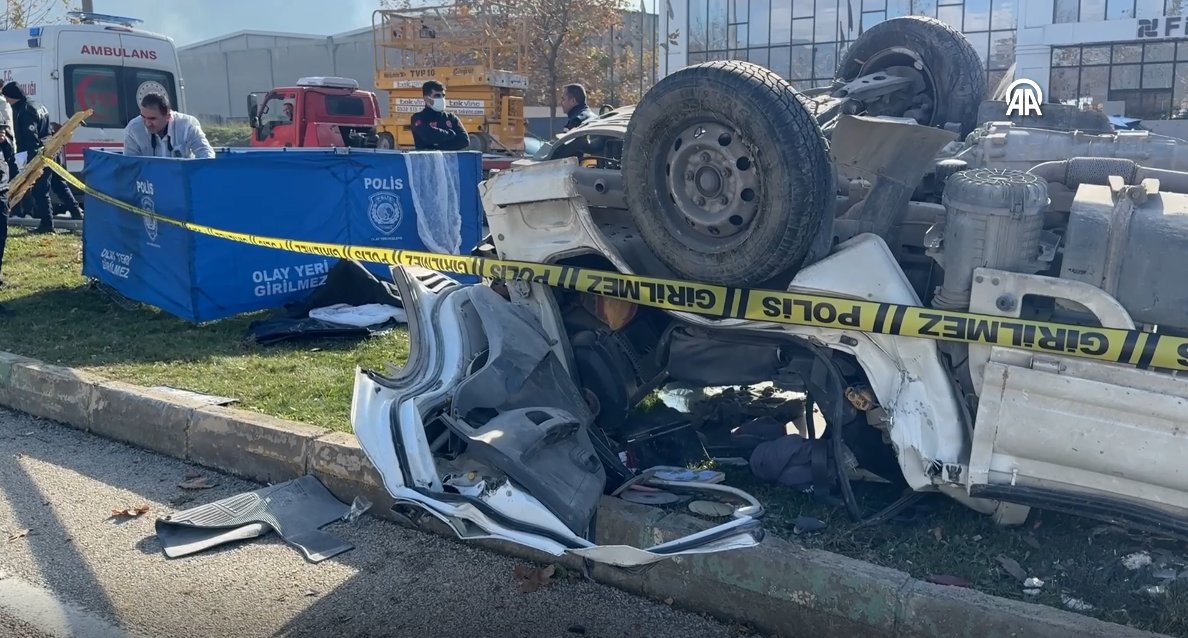 Bursa'da ağaçlara çarparak ters dönen kamyonetteki 2 kişi öldü