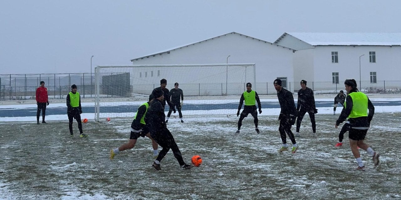 Muşspor ertelenen maç sonrası buzlu sahada antrenman yaptı