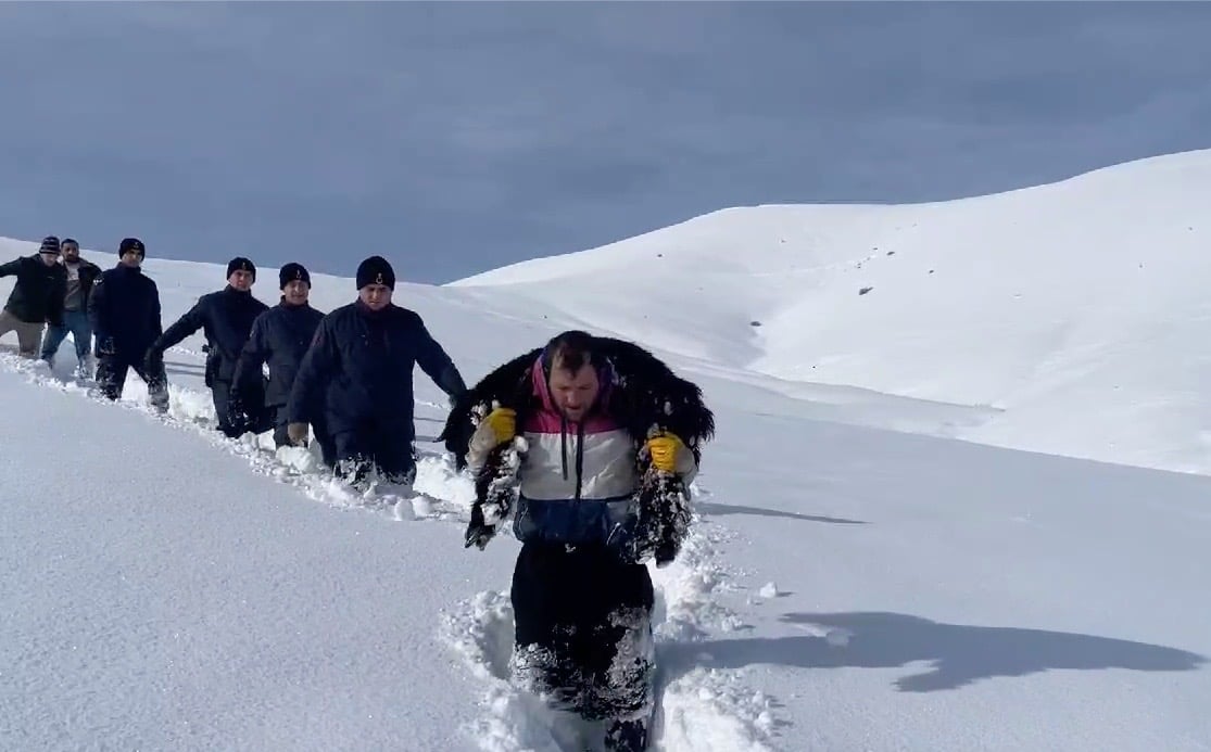 Karda kaybolan küçükbaşlar dronla bulundu