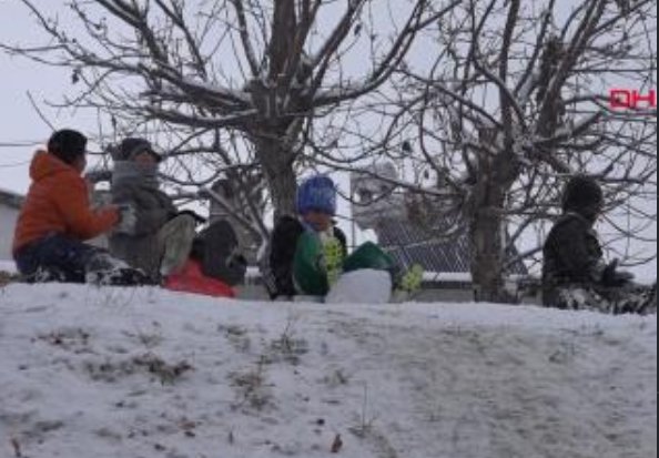 Sivas'ta çocuklar ‘tepsili’ kayak keyfinin tadını çıkardı