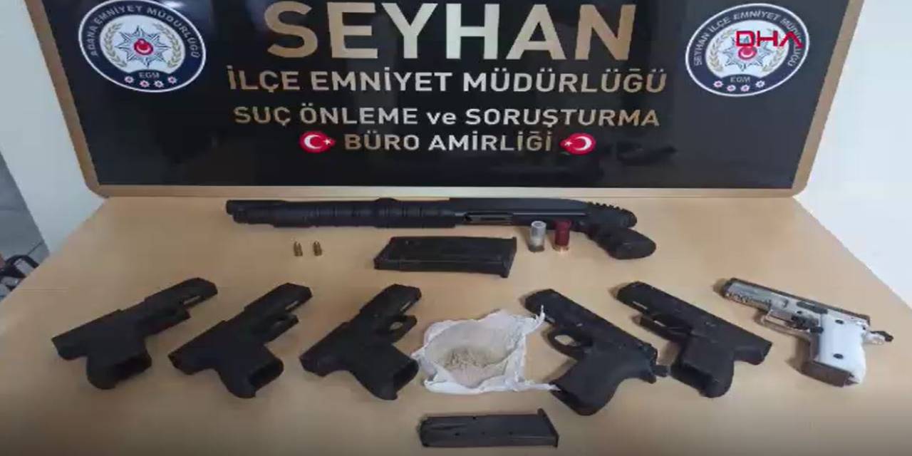 Çekyatın altından ruhsatsız 7 silah çıktı. "Sokakta buldum" dedi.
