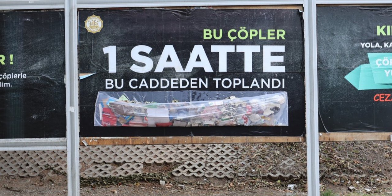 Çöpten bilboard yaptılar. Belediye panosuna bakan dondu kaldı
