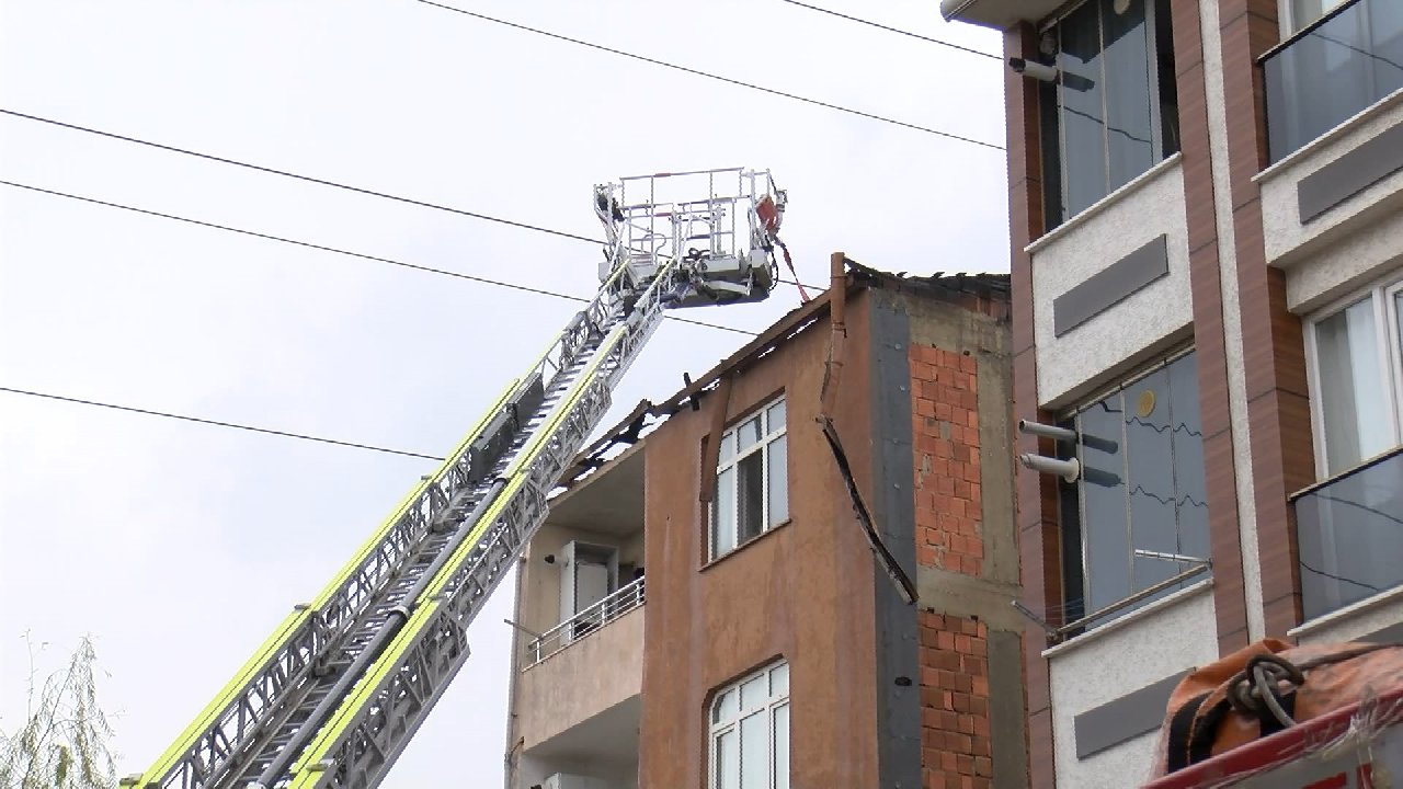 Başakşehir'de alev alan çatı itfaiye tarafından söndürüldü