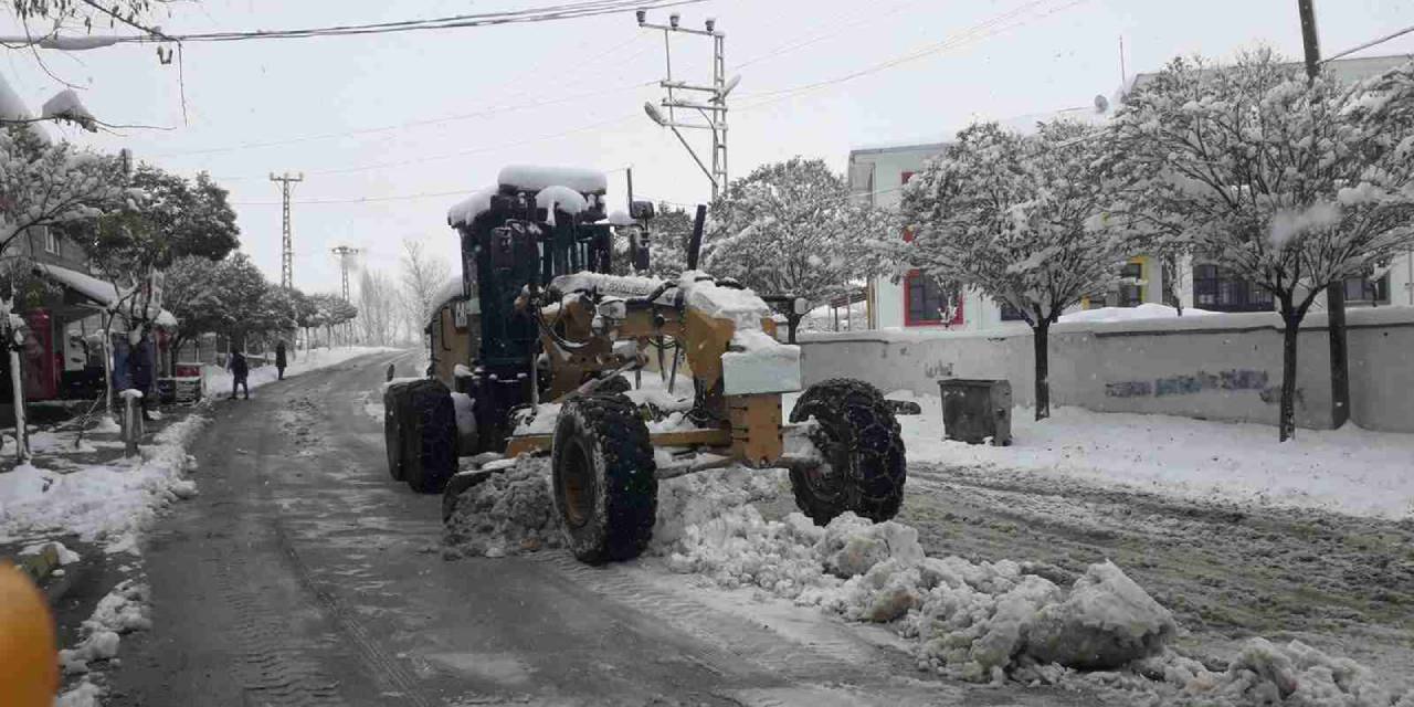 Van'da kardan kapanan 134 yol açıldı