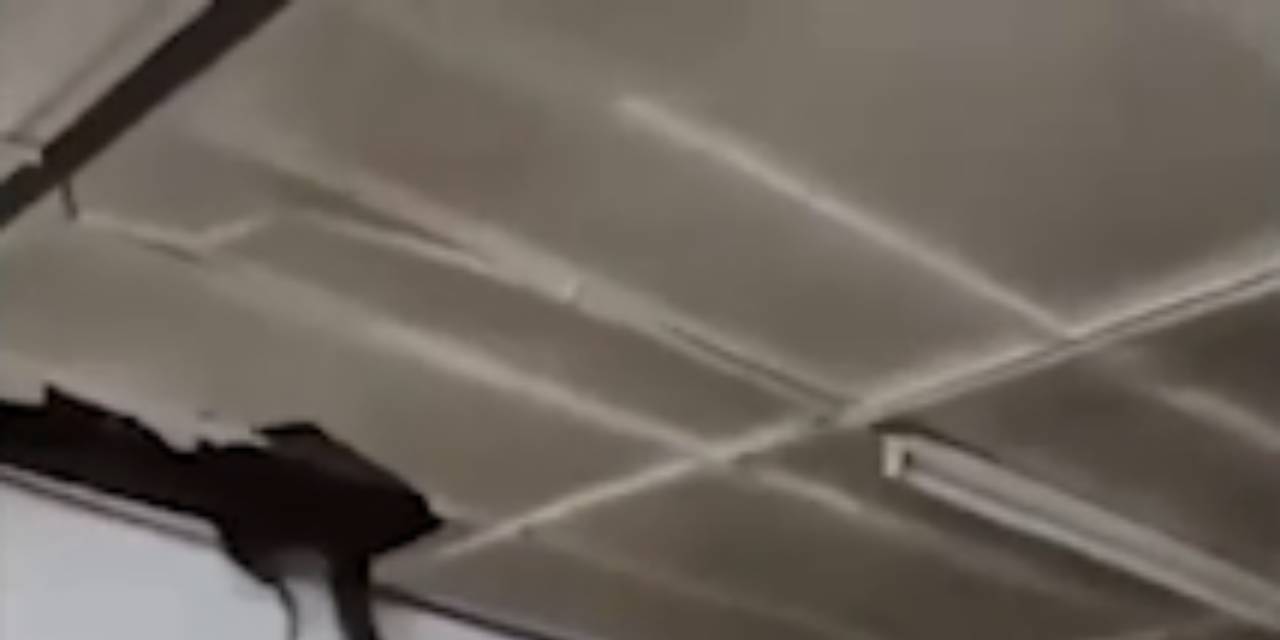 Evin tavanı çökünce gördüklerine inanamadı! Arkasına bakmadan çıktı