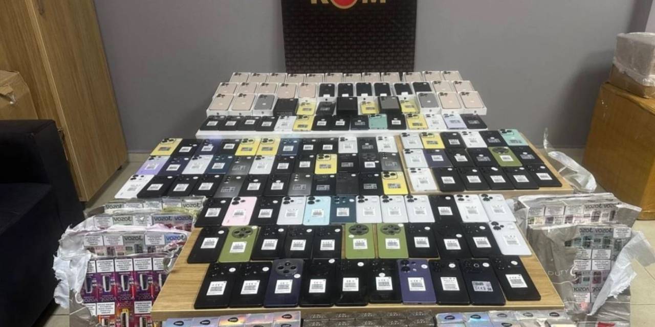 Bursa'da kaçakçılık operasyonu. Otobüse gizlenen kaçak cep telefonu ve sigaralar ele geçirildi