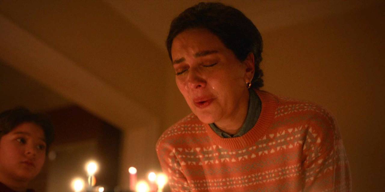 Bergüzar Korel hem söyledi hem ağlattı