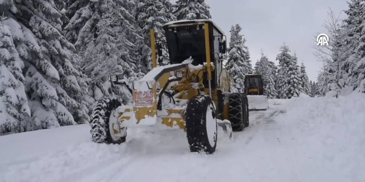 Kastamonu'da "kar savaşçıları" 6 bin 820 km yolu ulaşıma açtı