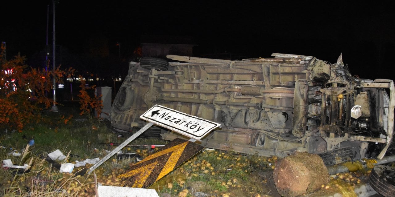 İzmir'de zincirleme trafik kazası. Ölü ve yaralı var