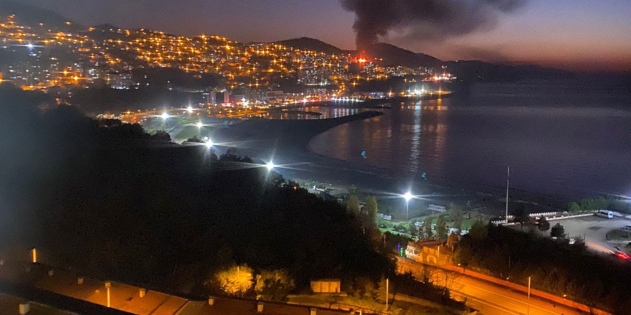 Apartman çatısındaki yangın 1,5 saat sürdü