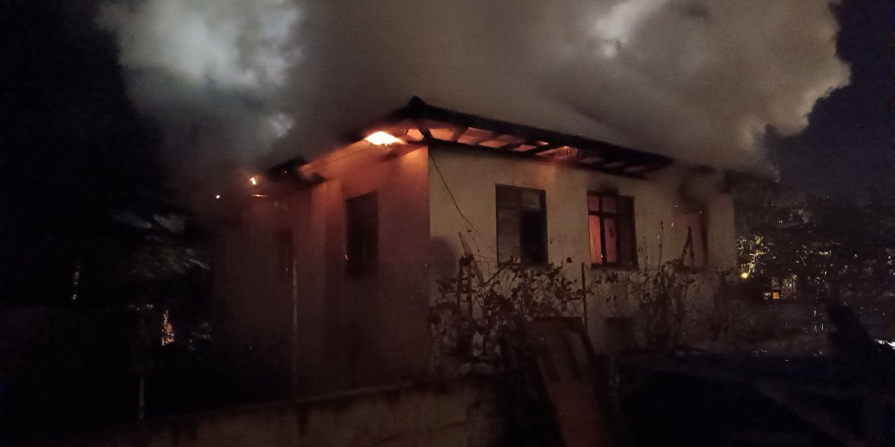 Çıkan yangında bir ev kullanılmaz hale geldi