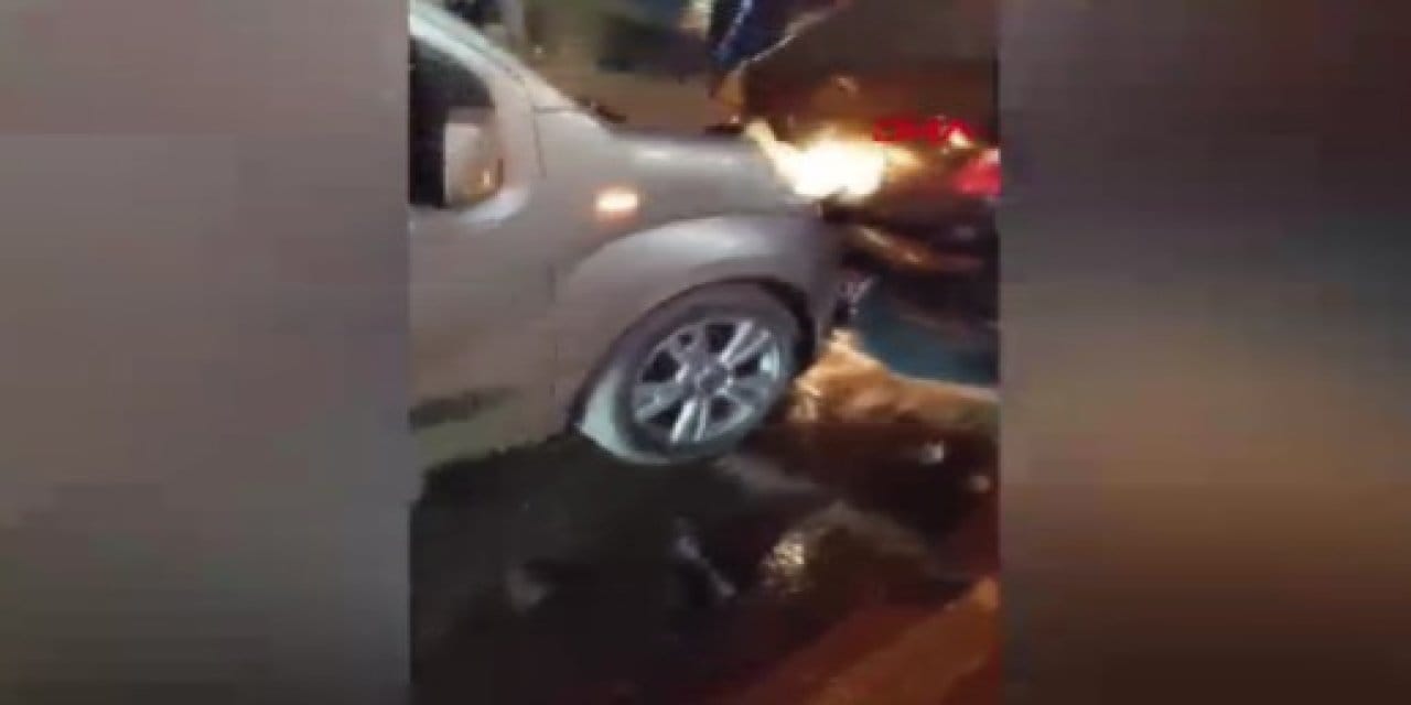 Hafif ticari araç ile otomobil çarpıştı