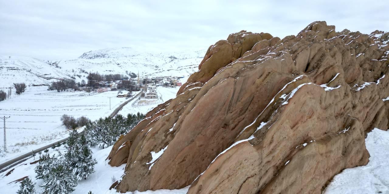 Sivas'taki Eğribucak Kayalıkları görenleri kendisine hayran bıraktı