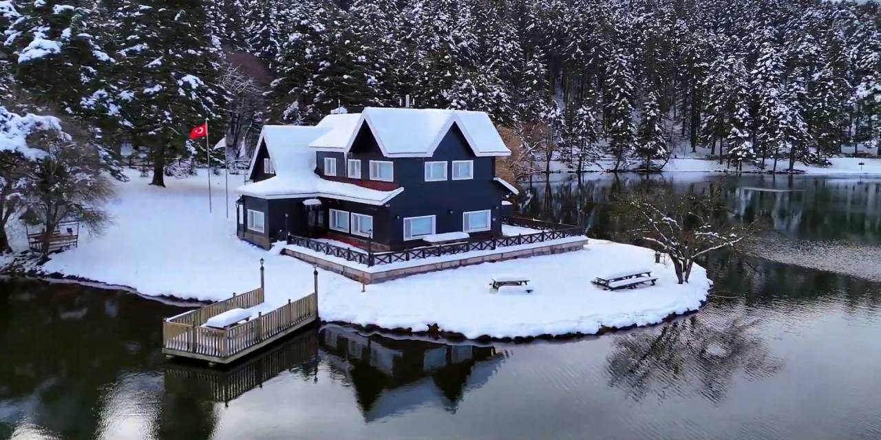 Kar Gölcük'e yaradı. Büyüleyici görüntüler oluştu