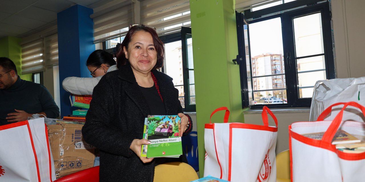 Belediye ve üniversite öğrencileri bin kitap topladı