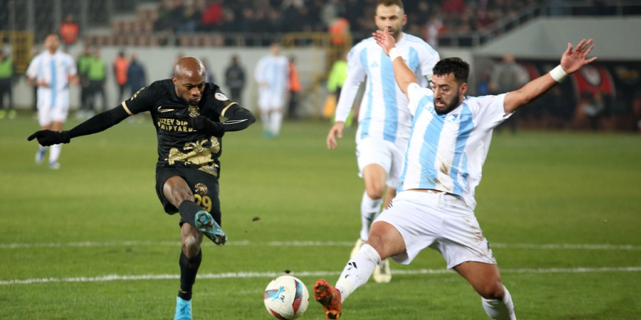 Çorum FK Erzurum FK maçı bitti. Hakem yeniden başlattı