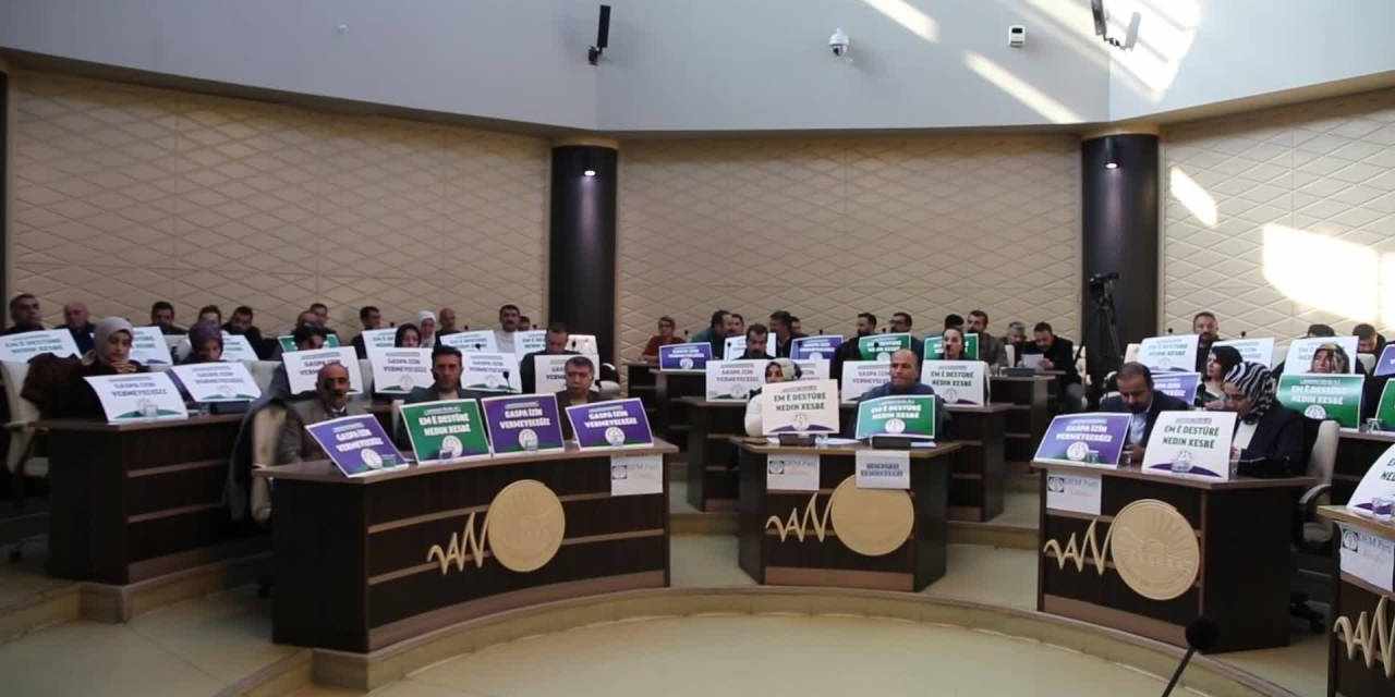 Van Büyükşehir Meclisinde kayyum protestosu. AKP'li üyeler salonu terk etti