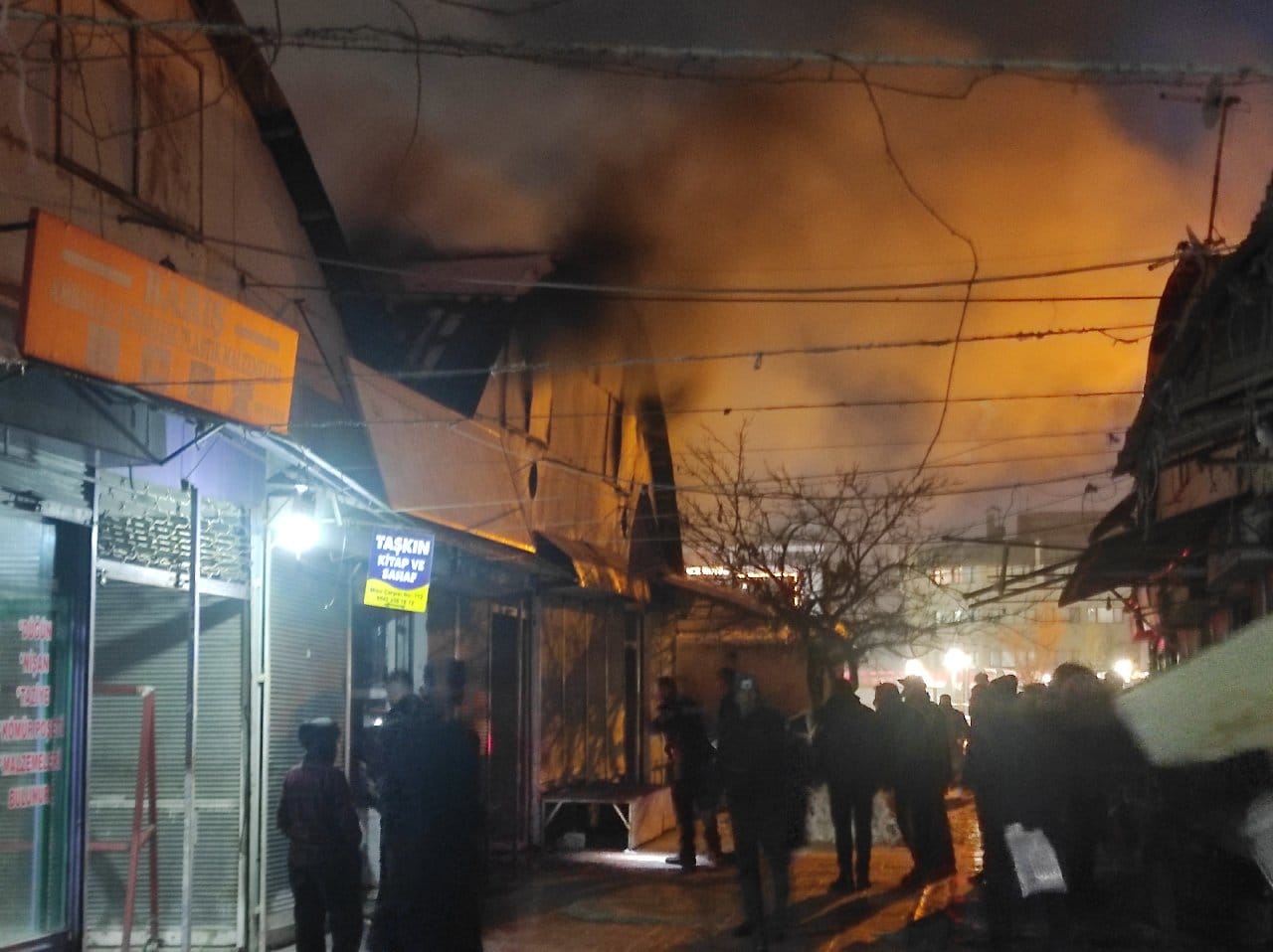 Van'da Mısır Çarşısı'nda çıkan büyük yangında 1 kişi öldü