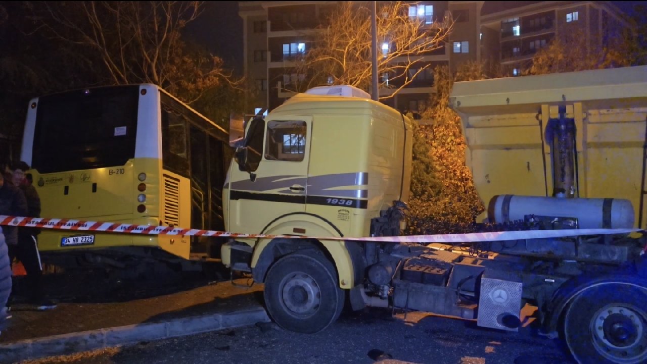 İETT otobüsü park halindeki hafriyat kamyonuna çarptı