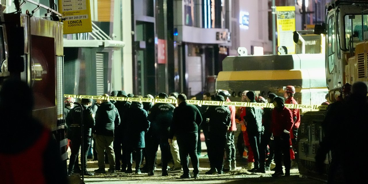 Güngören'de enkaz altında kalan işçiyi arama çalışmaları sürüyor