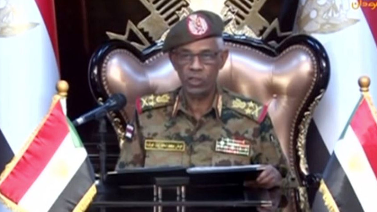 Sudan'da flaş istifa! Savunma Bakanı görevden ayrıldı