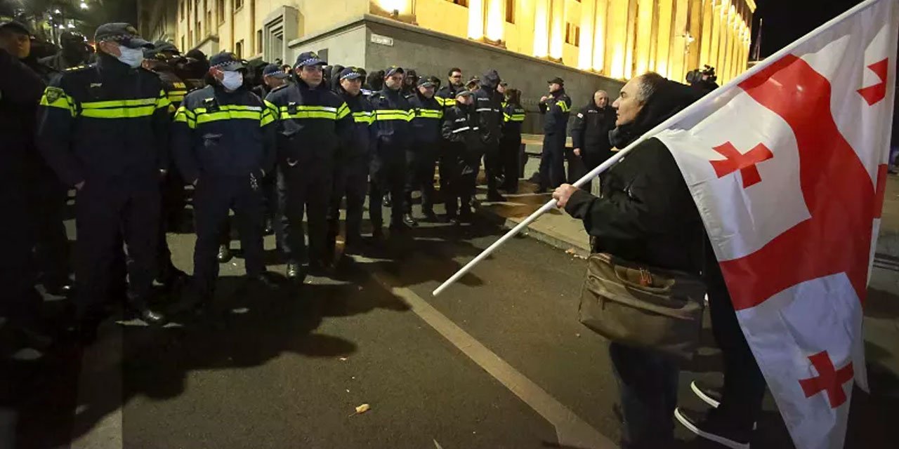Tiflis'te meydanlar hareketli. Göstericilerin barikat kurdu