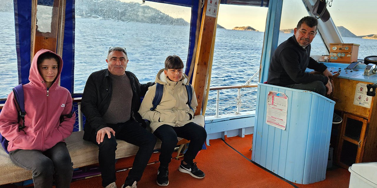 Okula gitmek için tekneyle denizi geçiyorlar
