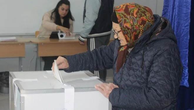 Romanya'da halk genel seçim için sandık başında