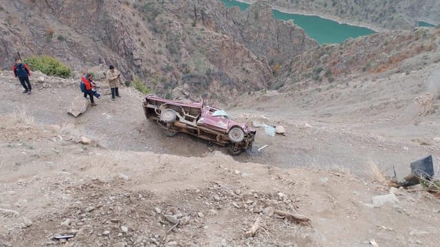 Artvin'de kamyonet şarampole yuvarlanandı: 3 kişi yaralandı