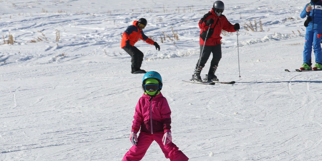 Erciyes kayakseverlerle doldu