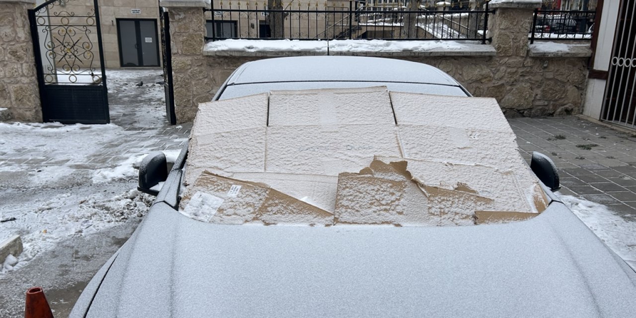 Sıcaklık -10 dereceye düştü. Havuzlar dondu çatılardan buzlar sarktı