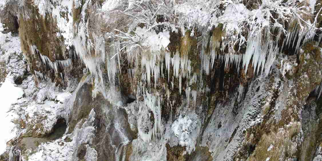 Şelalede 2 metrelik buz sarkıtları oluştu
