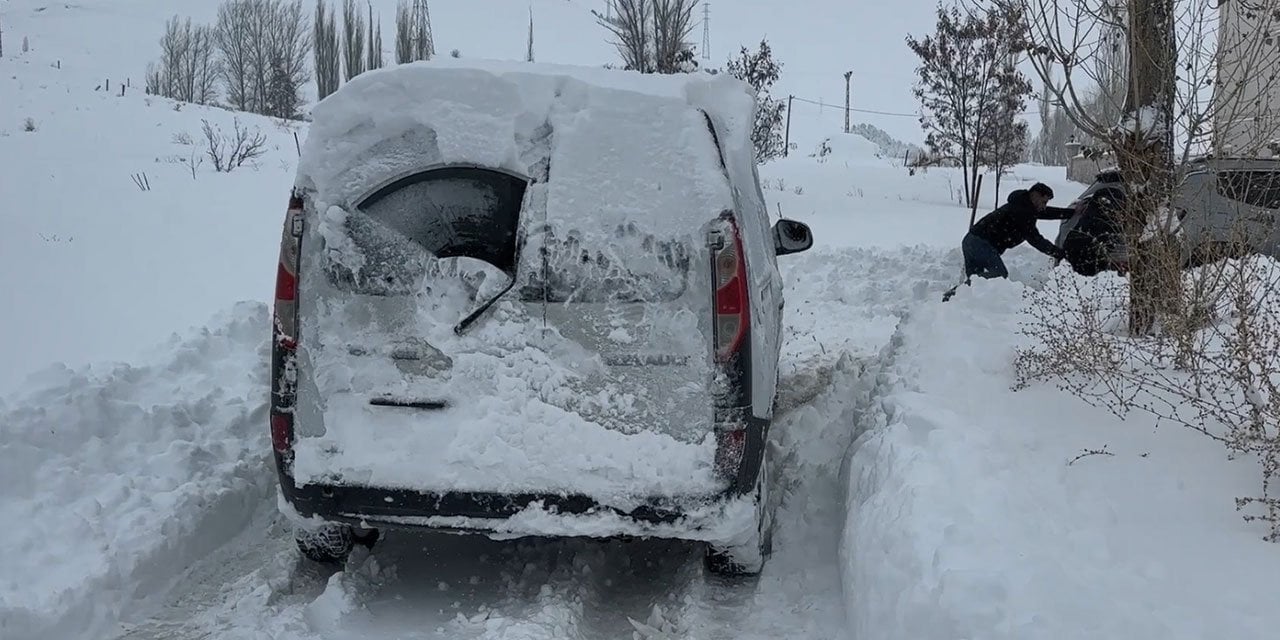 Bayburt'ta kar kalınlığı 1 metreye yaklaştı. Araçlar perte çıktı