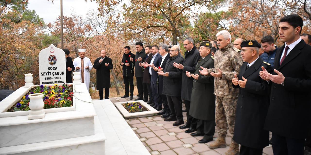 Seyit Onbaşı mezarı başında anıldı