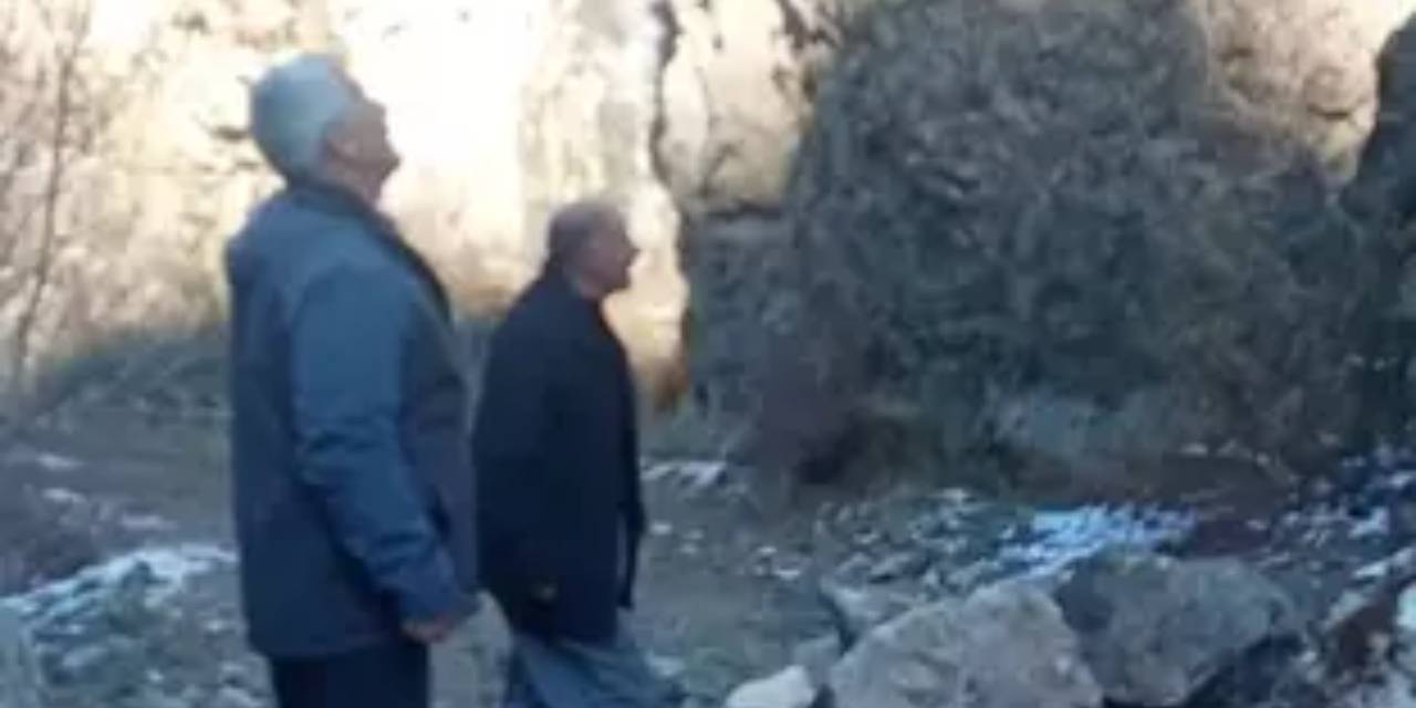Yamaçtan kopan kaya parçaları yola düştü