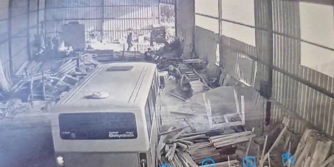 Tartıştığı babasının dükkanını darmaduman etti