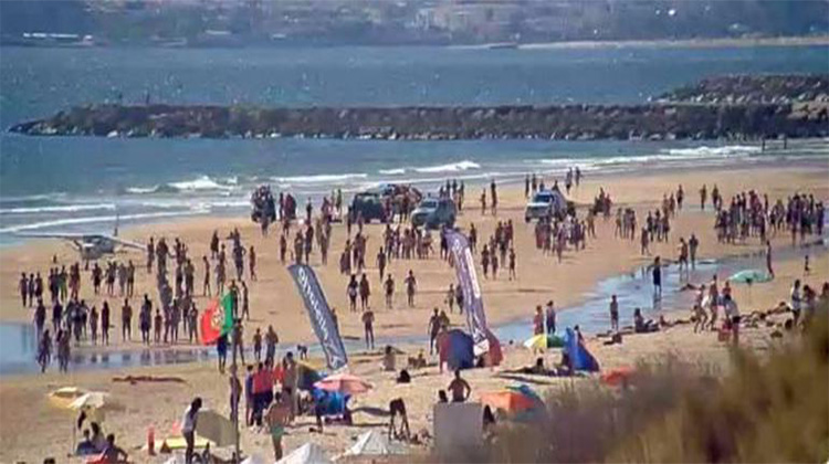 Portekiz'de uçak kumsala indi: Ölüler var
