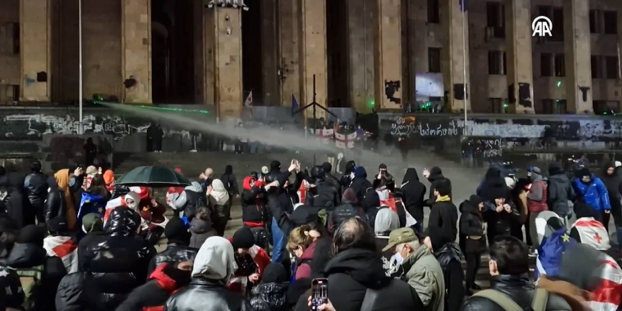 Gürcistan'da göstericiler parlamentonun önünü kuşattı