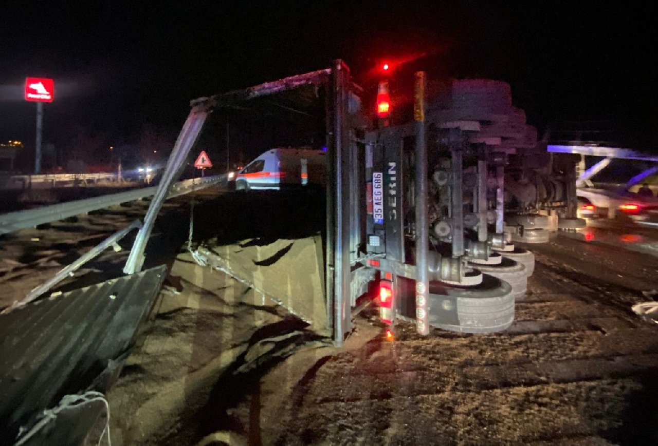 Balıkesir'de TIR devrildi: 1 yaralı