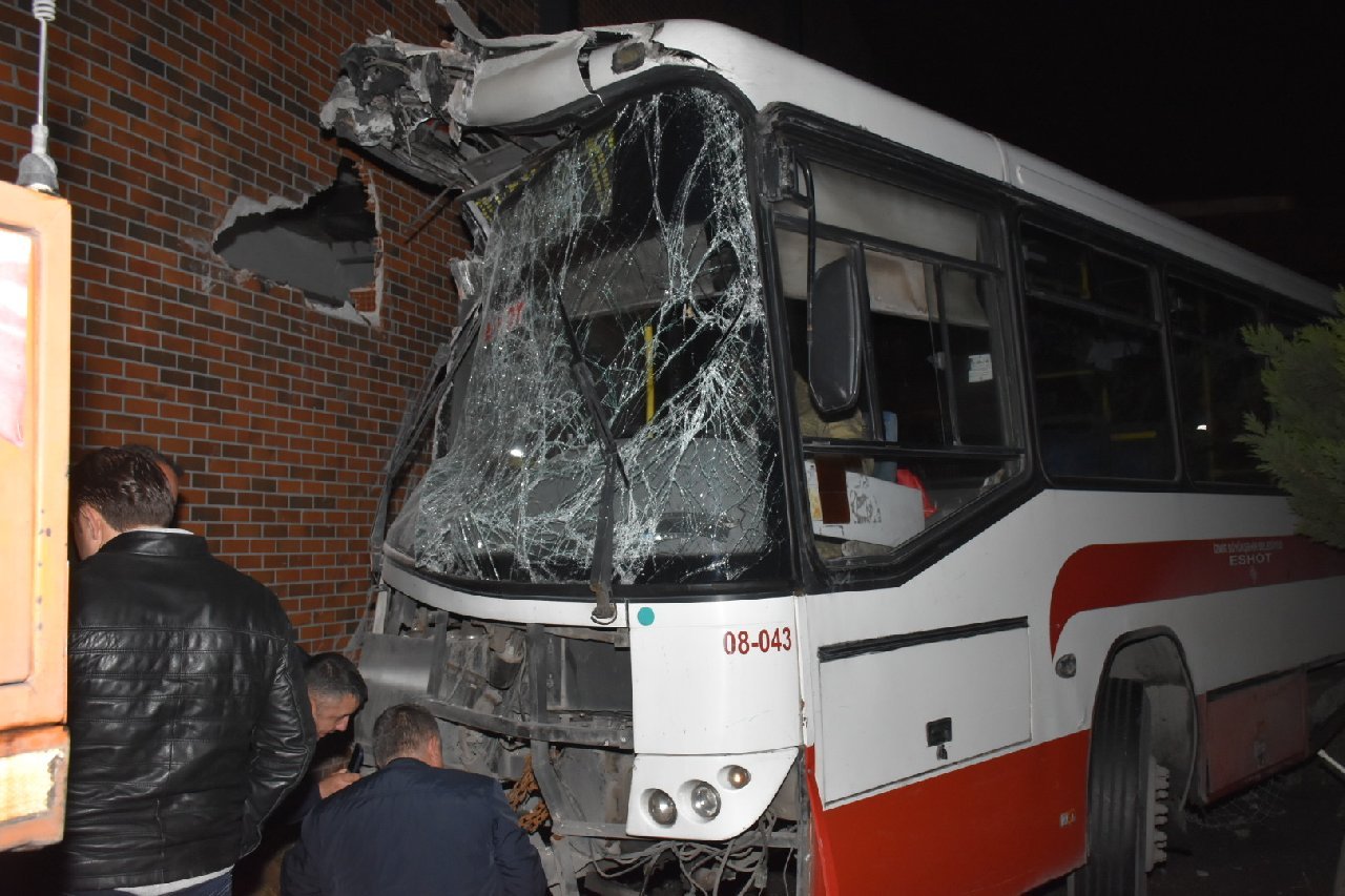 İzmir'de belediye otobüsü AVM'nin bahçesine uçtu