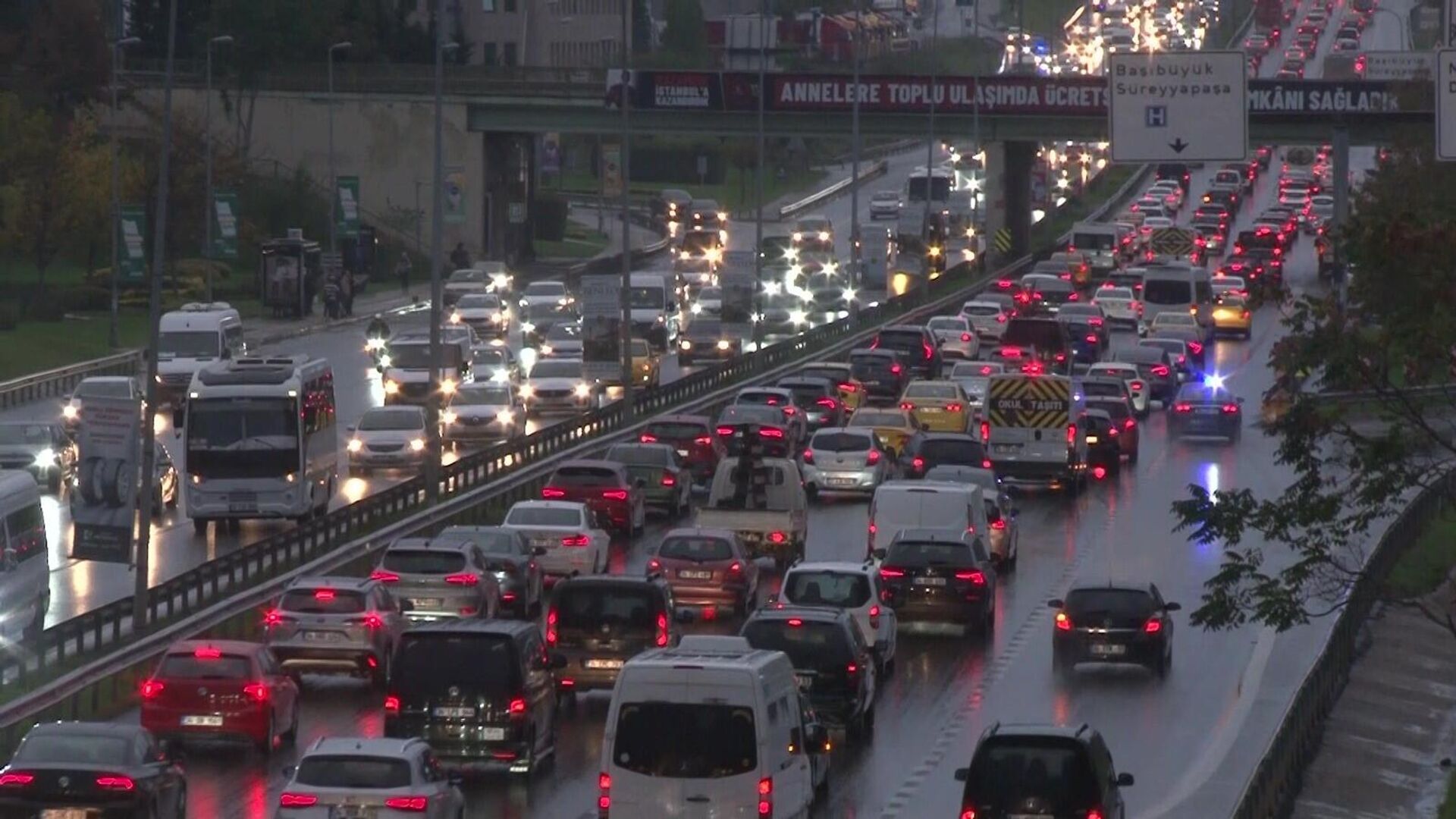 İstanbul'da sağanak etkisi. Trafik durma noktasına geldi