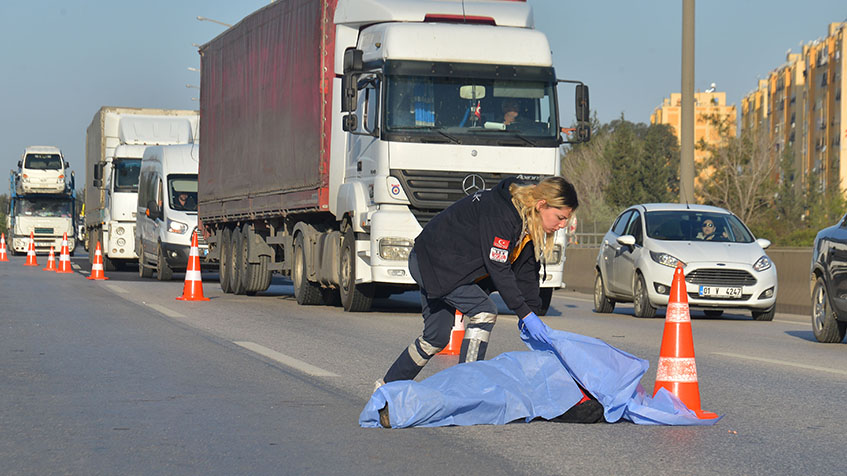 Kaza yaptı, yardım edenin aracını çaldı; yol ortasında cesedi bulundu