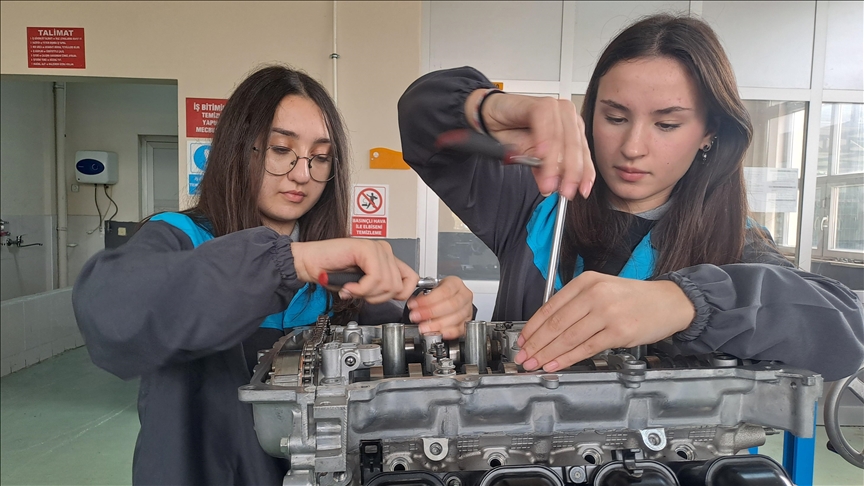 1 Aralık'ta zorunlu oldu. Randevu bulamayan okullara koştu