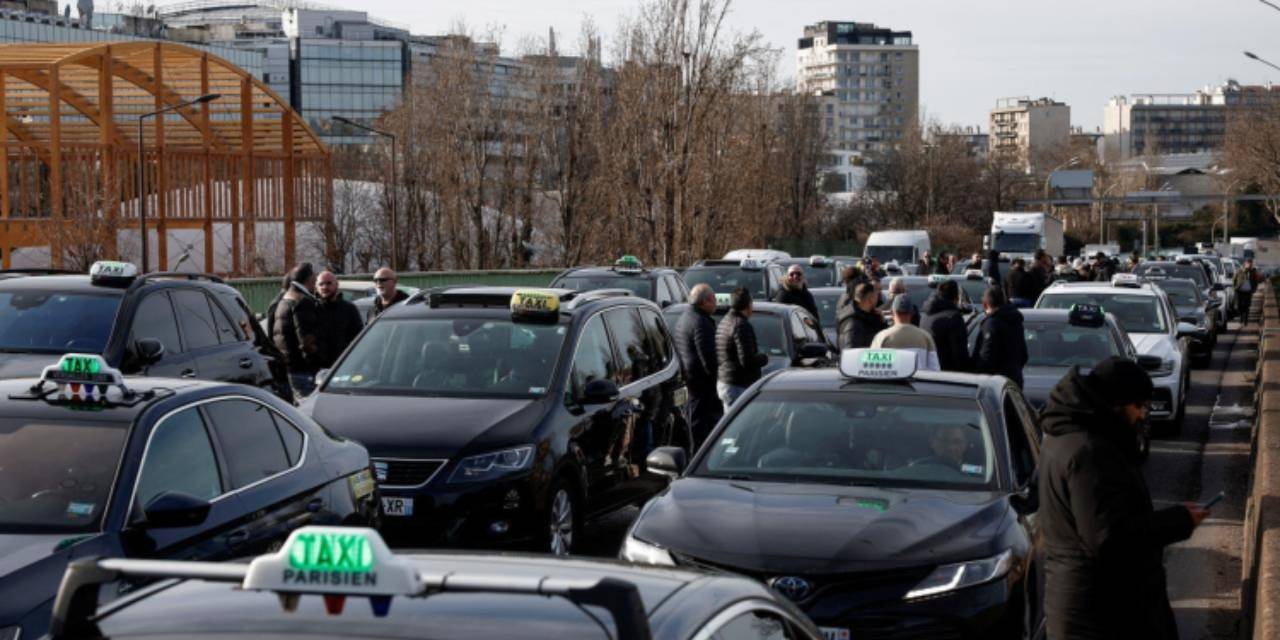 Fransa'da yüzlerce taksi yolu kapatarak sağlıktaki tarife değişikliğini protesto etti