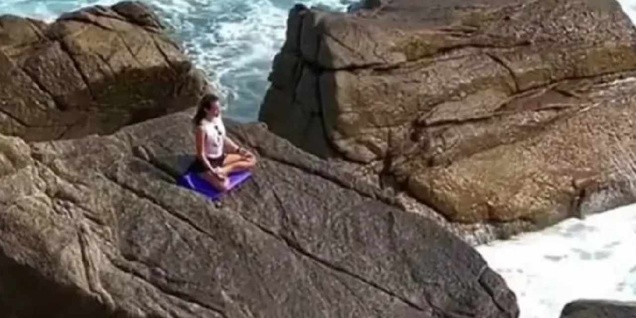 Oyuncu yoga yaparken dalgalar arasında kayboldu