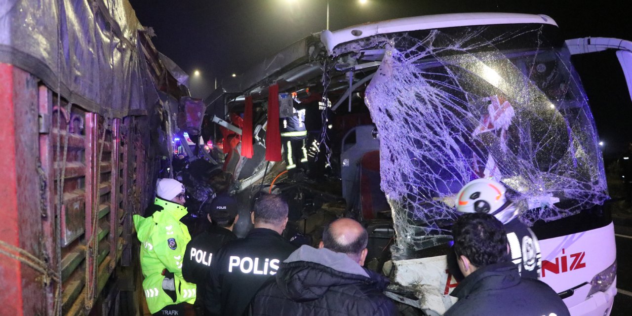 Yolcu otobüsü tıra çarptı. 1 ölü 20 yaralı