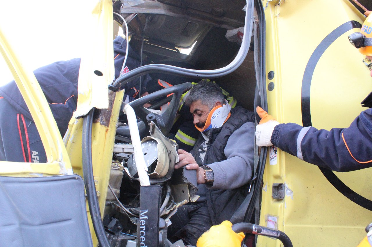 Kaza sonrası sıkışan şoför 40 dakika süren çalışma ile kurtarıldı